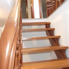 PASAMANOS Y ESCALERAS (Trabajos en madera- Carpintería Juan M. Carou)