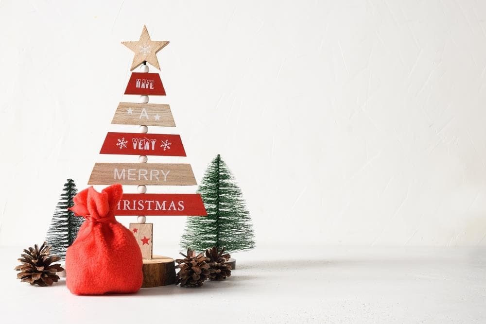 Cómo decorar su casa con muebles de madera para crear un ambiente navideño y acogedor